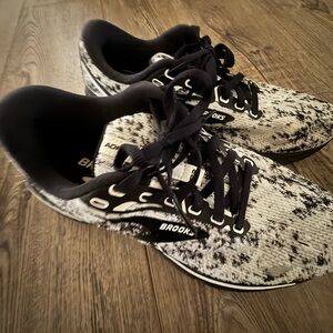 Brooks Adrenalin GTS 23 Athletic Sneakers